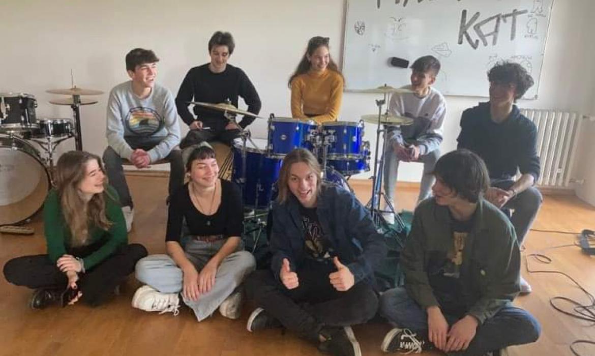 Vokali (Ivana Dobrijević, Karlo Klarić, Katja Milić, Roko Kaštela) tri gitare (Andrija Vulić, Bartol Vukšić Bokan, Damjan Vukoje Peranić) i bas (Jakov Gospić), bubanj (Ena Vrkić) i klavijature (Luka Čačić). Pjevaju: Karlo Klaric i Katja Milic Mentorica: Iva Mustać Klarić Audio i video: Dorijan Dukić i Ivan Prpić