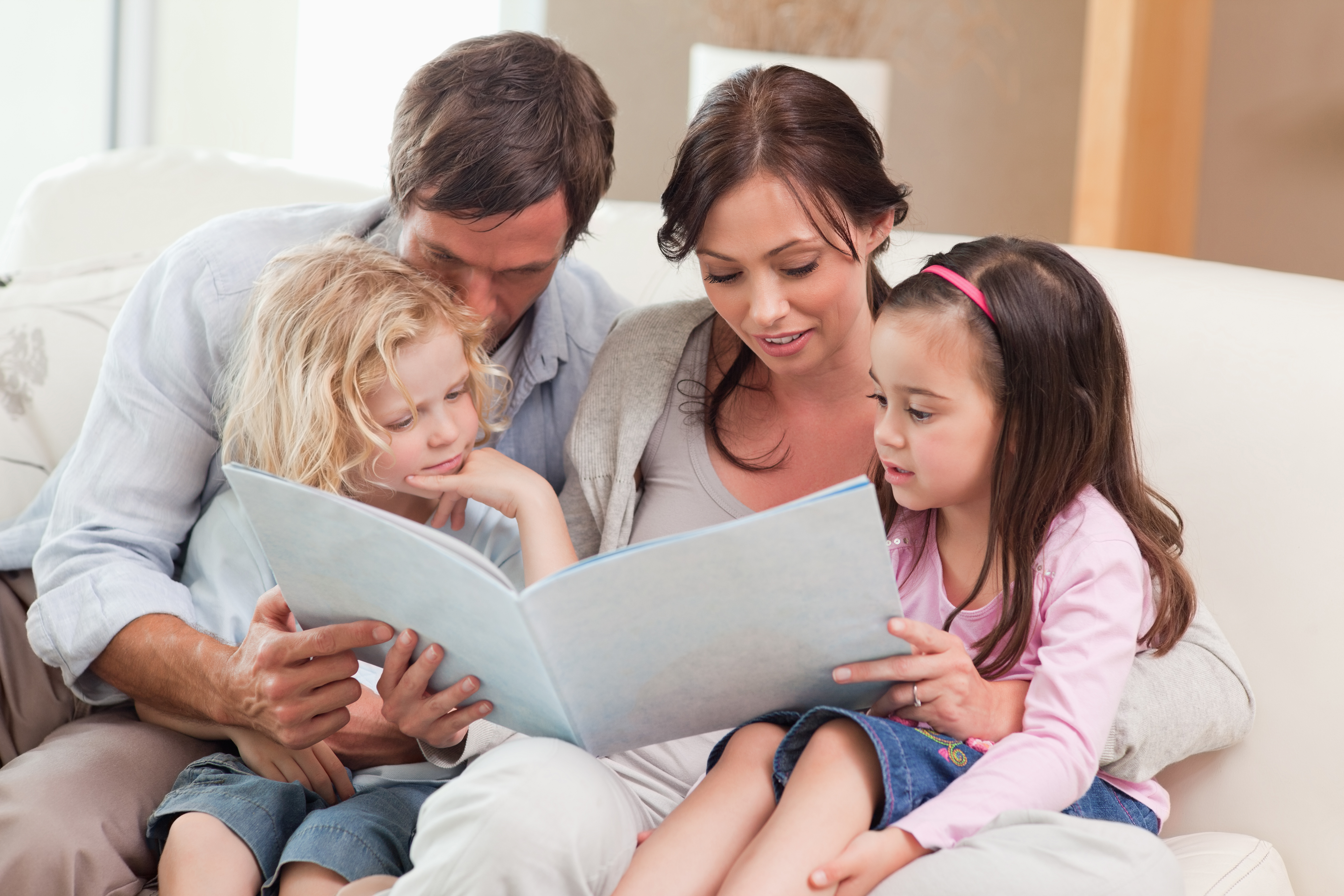 Выбор 7 читать. Родители и дети. Чтение в семье. Дети читают. Чтение для детей.