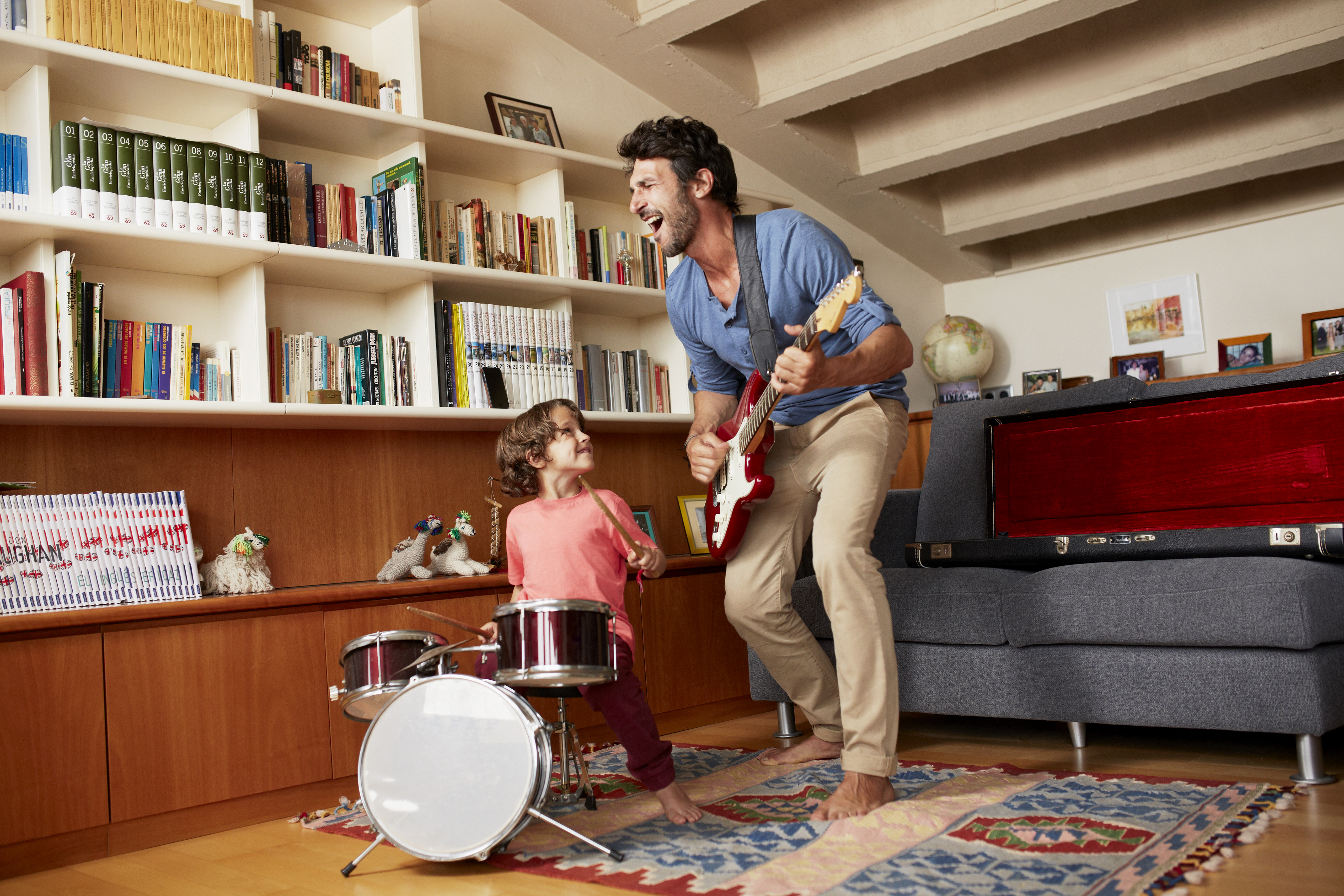 Отец и сын музыка. Семья гитара. Родитель и ребёнок музыканты. Семейный вокал. Музыка для детей.