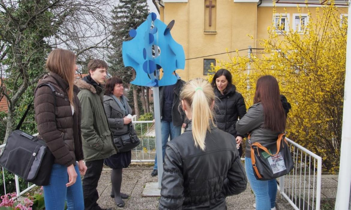 Skulptura Plavi cvijet, ispred Zbirke Richter