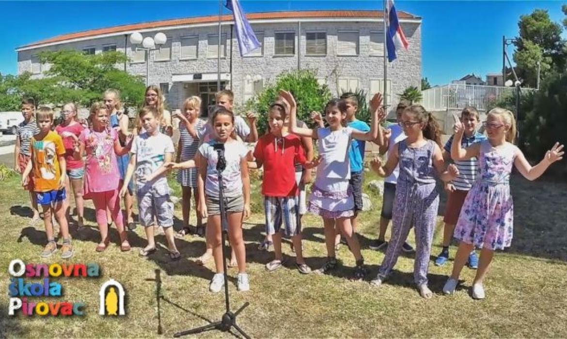 "Jesenski valcer" (solistica Tina Kartelo) snimanje ispred OŠ Pirovac (Foto: Dino Selman)