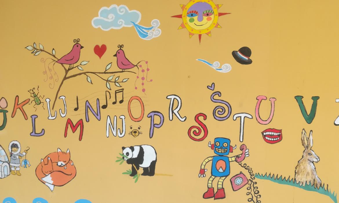 Zidna slika, akrilne zidne boje, rad učenika nižih razreda, slova abecede uz prigodne dekoracije većinom animalnih motiva, OŠ Antuna Mihanovića