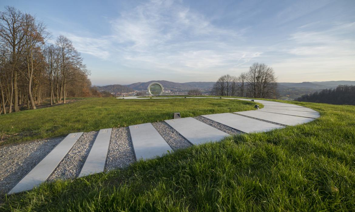 Staza s 33 ploče koje vode do spomenika (fotografija: I. Dorotić i M. Bosnić)