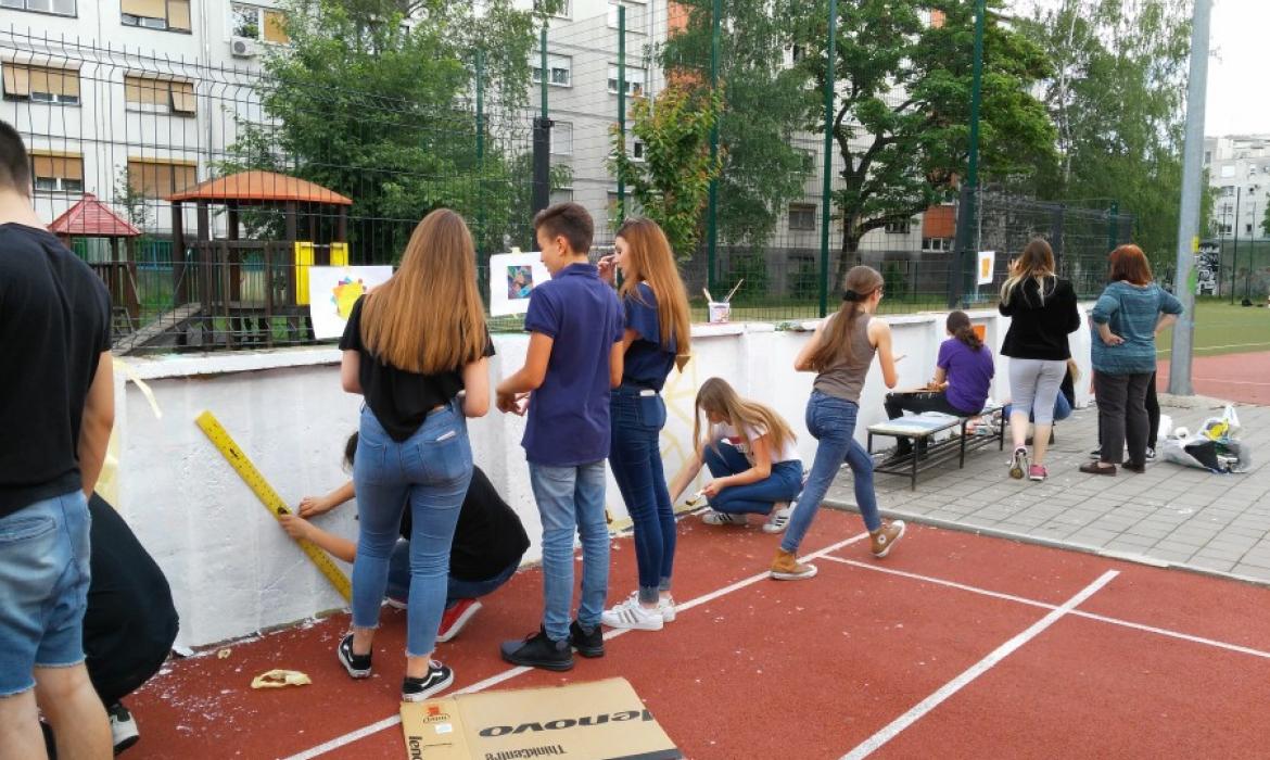 Oslikavanje murala u Osnovnoj školi Pavleka Miškine