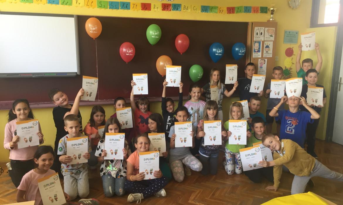 Veselje u OŠ Filipa Lukasa, Kaštel Stari, učenici i učiteljica Dragana Kasalo