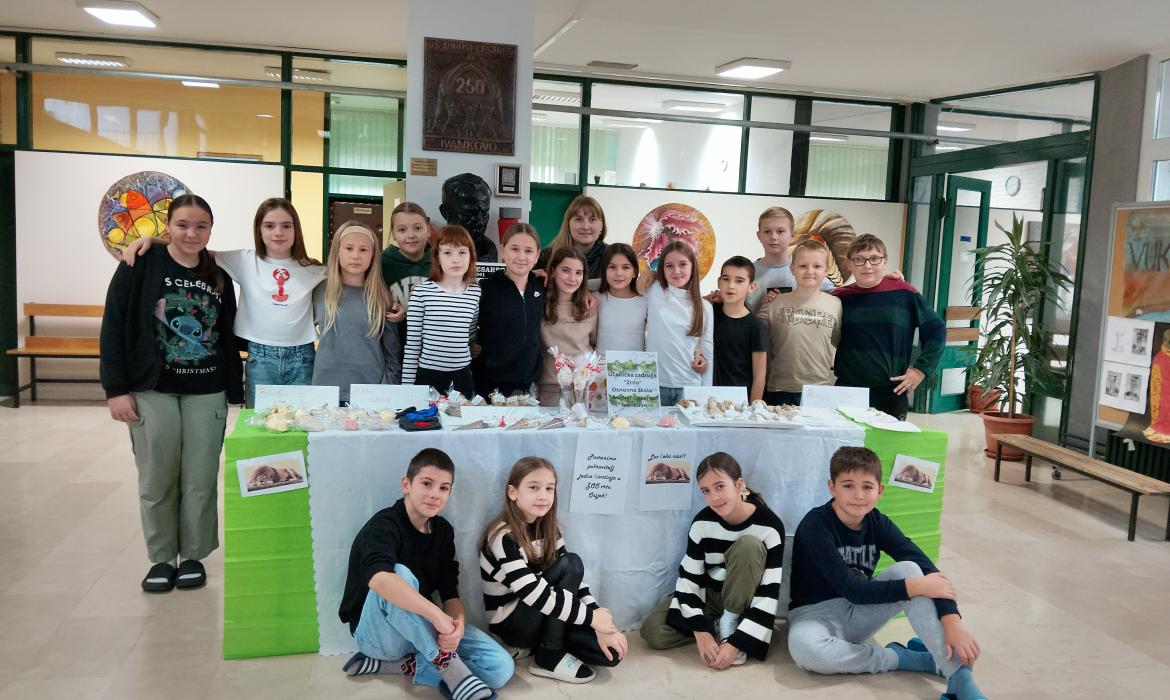 Slika 6. Zajednička fotografija učenika na štandu za prodaju