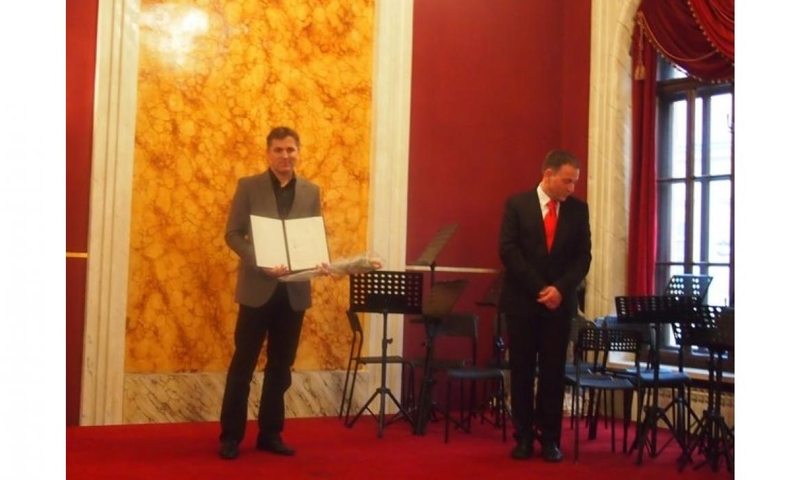 Ravnatelj Anton Burić prima nagradu