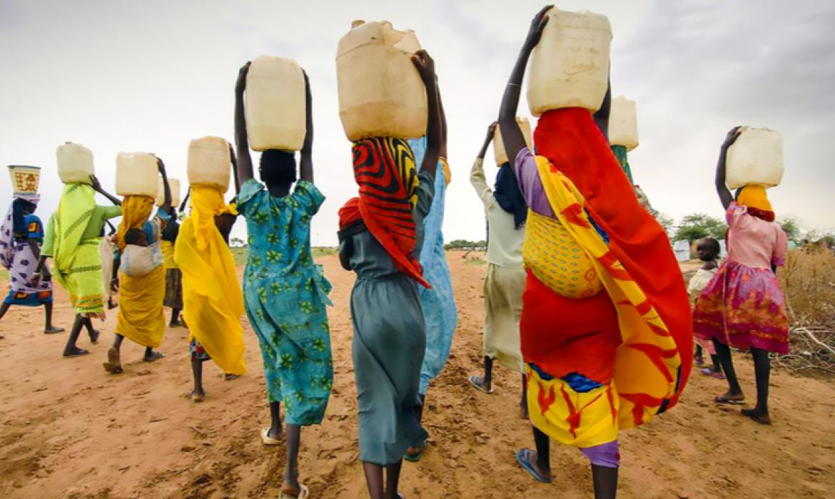 U studiji koja je obuhvatila 25 zemalja u podsaharskoj Africi, UNICEF je procijenio da su žene tamo dnevno trošile 16 milijuna sati na prikupljanje vode.