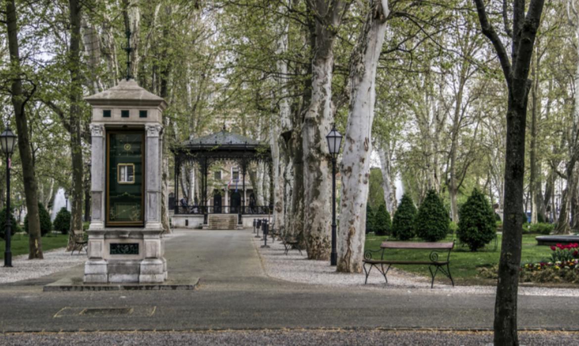 Na sjevernom dijelu parka Zrinjevac stoji meteorološki stup postavljen 1884. godine. Ovaj stup mjeri vlagu, pritisak i temperaturu zraka.