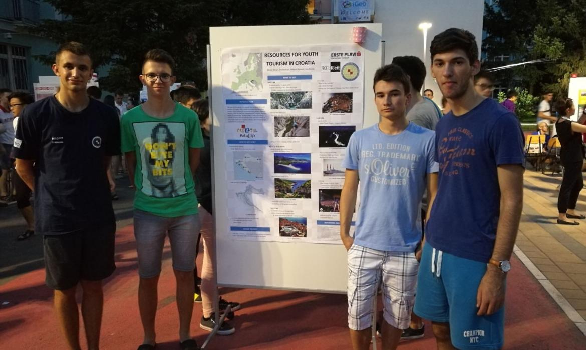 Plakat "Turizam mladih u Hrvatskoj - Youth Tourism in Croatia", koji je predstavljen na olimpijadi, izradila je hrvatska ekipa na temelju istraživanja: Mihovil Penavić, Srećko Kajić, Nikola Bišćan, Leo Radalj (slijeva na desno)