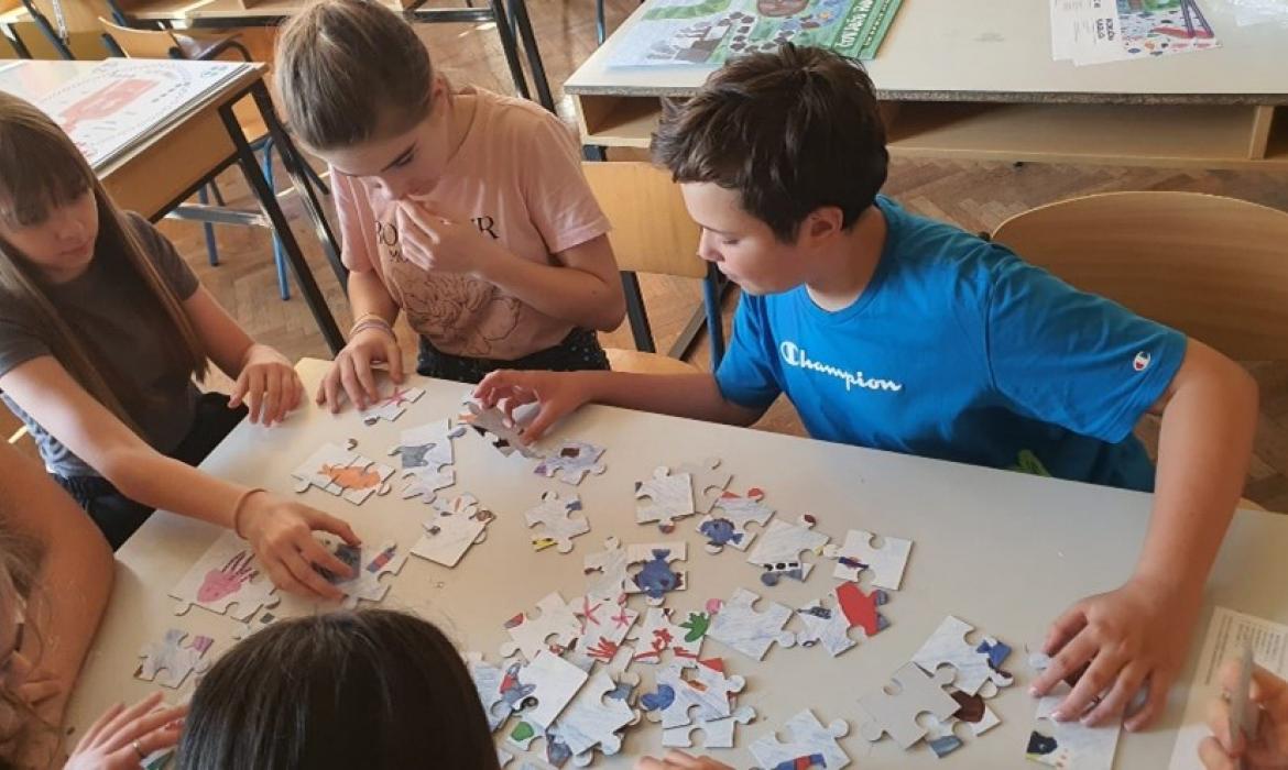 Slika 3. Učenici razvijaju znanja i suradnju kroz edukativnu igru na temu recikliranja.