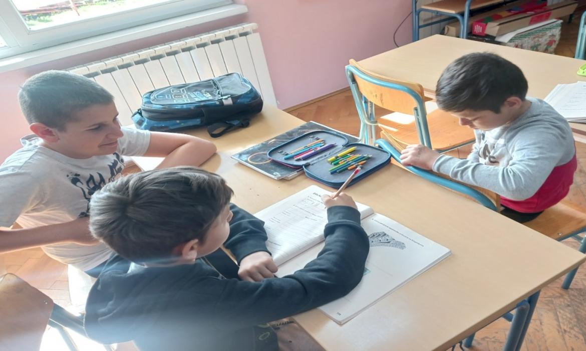 Slika 7. Učenik osmog razreda pomaže učenicima četvrtog razreda