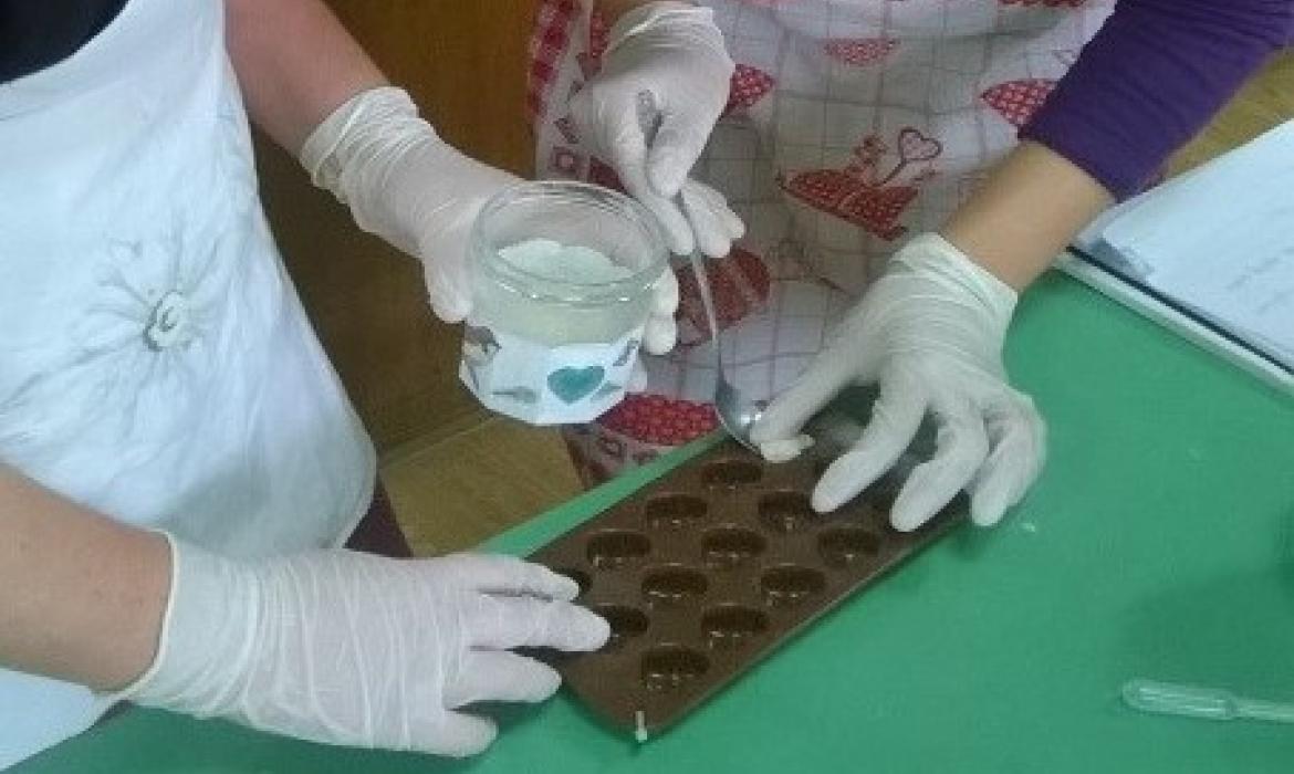 Slika 3. Utiskivanje sastojaka u silikonski kalup