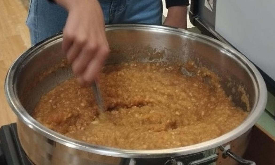 Slika 2. Kuhanje džema od jabuke.
