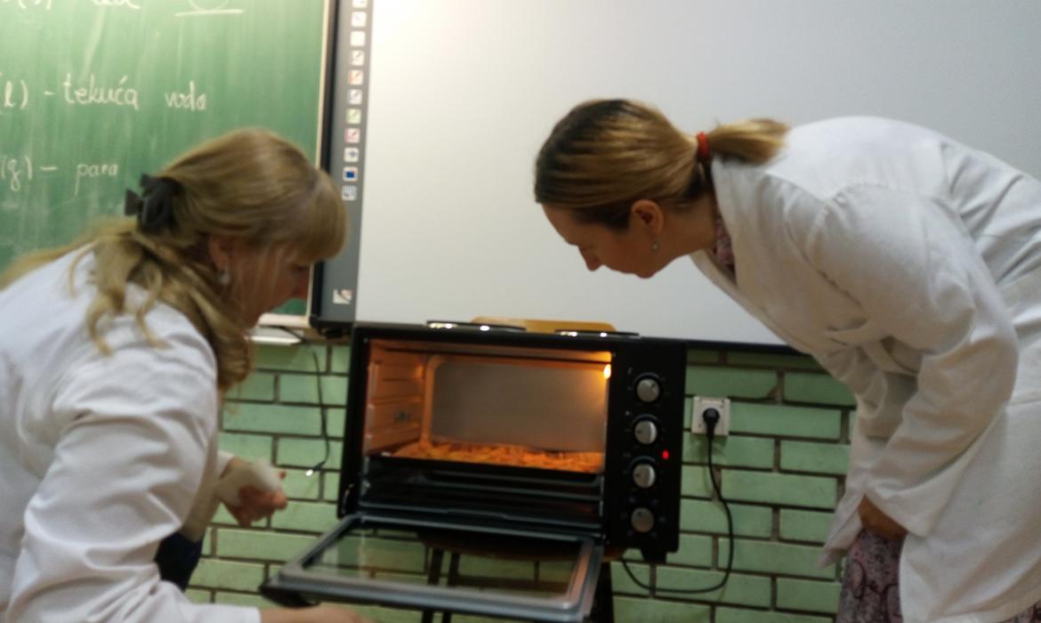 Slika 3. Priprema čipsa od jabuke.