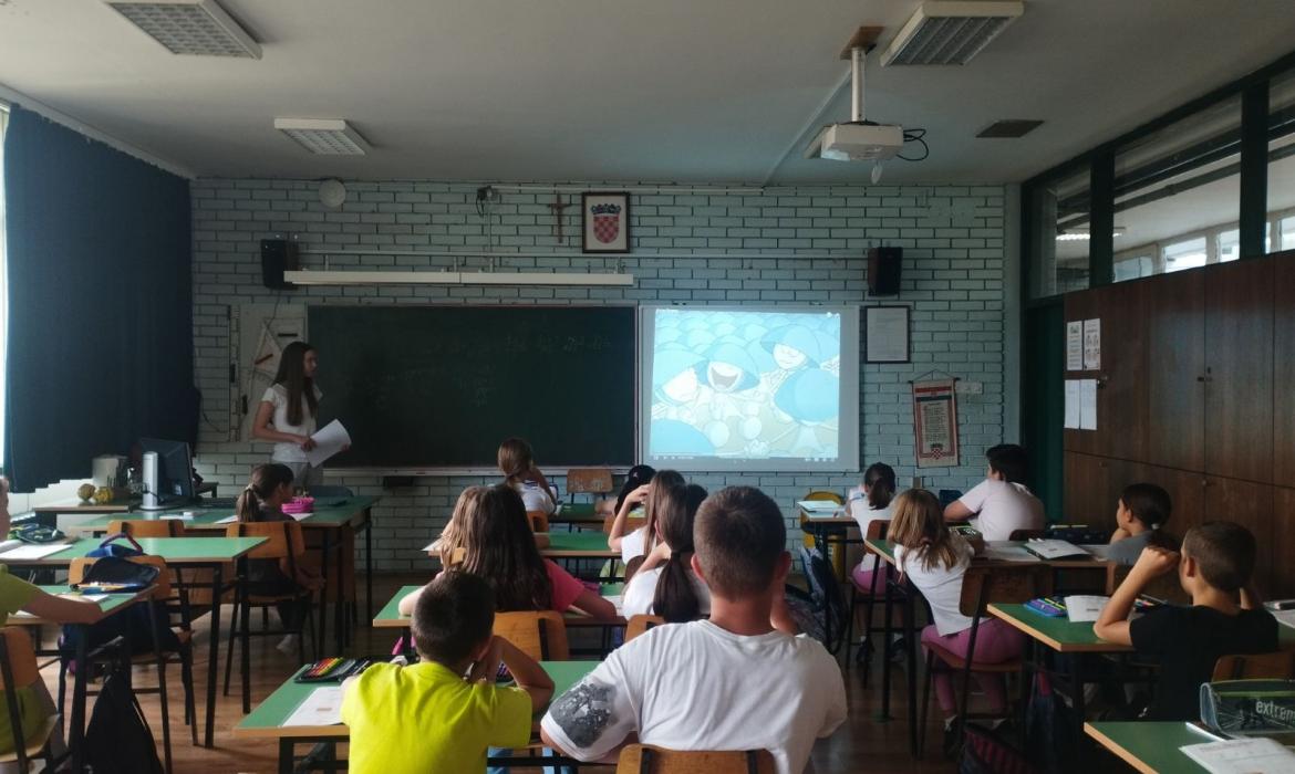 Slika 2. Učenici gledaju edukativan crtani film o ozonu