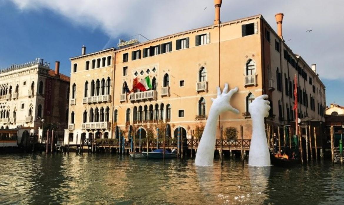 Skulptura Support, Lorenzo Quinne, Canal grande, Biennale u Veneciji, 2017. 
