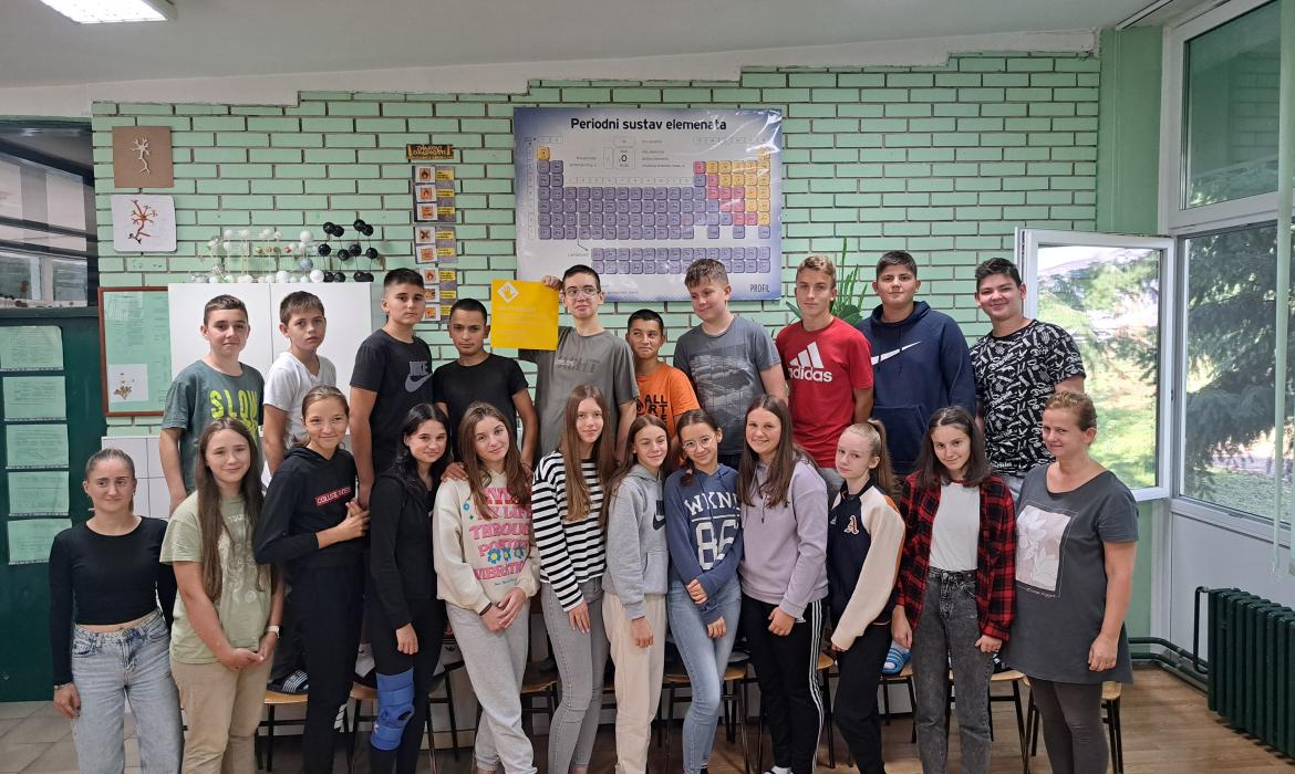 Slika 5. Zajednička fotografija učenika i prevoditeljica